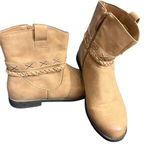 Women’s size 8.5 ankle tan boots by G.C. Shoes! EUC! Cute designs! Side zipper!